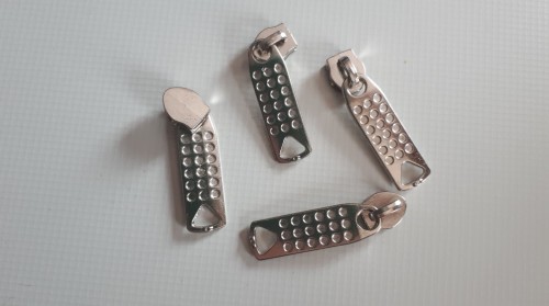 suwak ozdobny 5 mm srebrny kropki.jpg